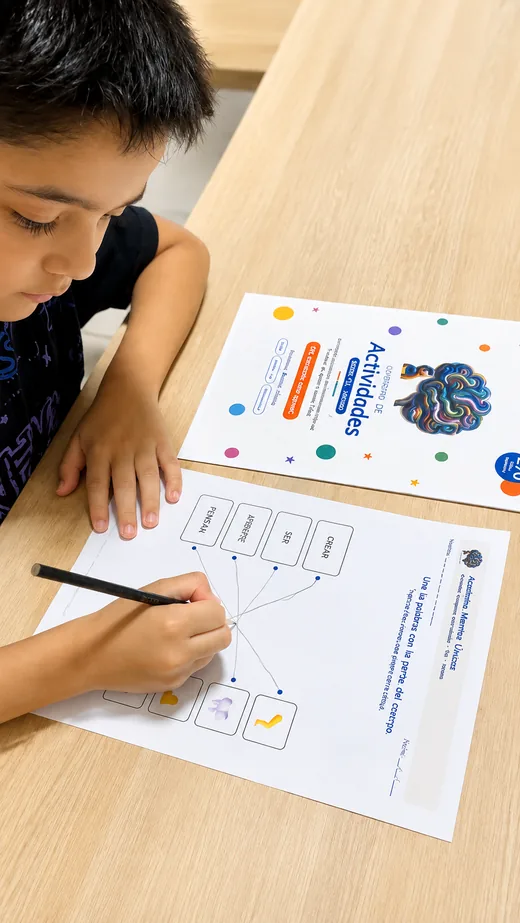 Niño uniendo con líneas las palabras pensar, aprender, ser y crear en una ficha impresa